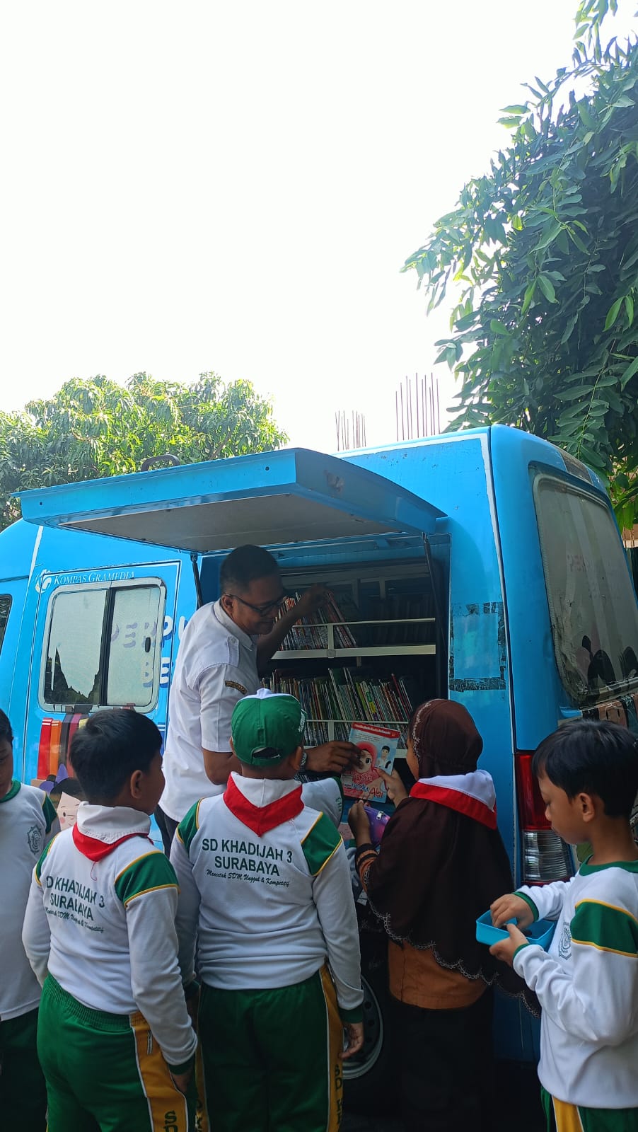 Serunya Kunjungan Mobil Perpustakaan Keliling di SD Khadijah 3