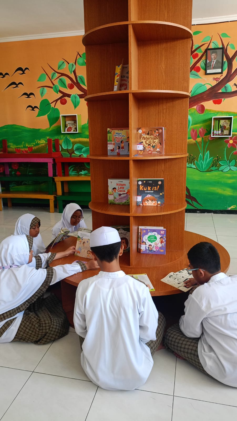 Siswa SD Khadijah 3 Manfaatkan Waktu Istirahat untuk Membaca di Perpustakaan